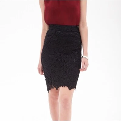Falda lápiz pequeña FOREVER 21 de encaje negro con superposición de ganchillo Foto 1 de 3
