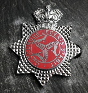 VERALTETES EINTEILIGES ISLE OF MAN FEUERWEHR MÜTZENABZEICHEN. Typ 1960 bis 1965 - Bild 1 von 2