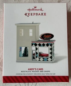 HALLMARK KEEPSAKE 2014 NOSTALGIC HOUSES AND SHOPS #31 SERIES CAR DEALER NEW - Picture 1 of 1