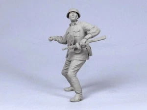 Tank Model 35017 1/35 Soviet Infantryman 1942 - Picture 1 of 6