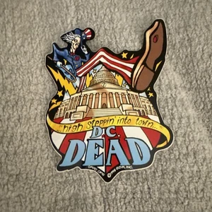 DE COLECCIÓN AGRADECIDO MUERTO CALCOMANÍA PEGATINA BUMPERSTICKER DC DEAD 1995 GDM INC - Imagen 1 de 3
