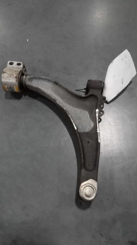 Brazo de control inferior inferior delantero izquierdo usado se adapta a: Chevrolet Malibu 2015 delantero Foto 1 de 4