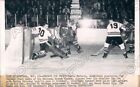 1963 Canadiens Dave Balon vs faucons noirs Denis DeJordy photo de presse