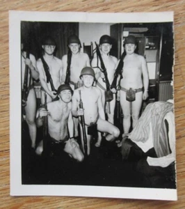 Altes Foto Bundeswehr Soldaten nackt / Nude mit Stahlhelm / Gewehr / Klappspaten - Bild 1 von 2