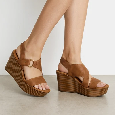 Sandalias de cuña Johnston & Murphy de jade con correa asimétrica de cuero tostado 7,5 M Foto 1 de 4