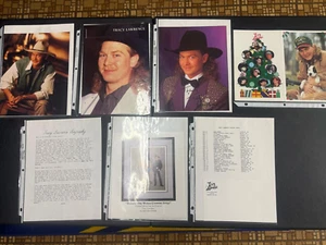 LOTE DE 3 FOTOS AUTOGRAFIADAS DE MÚSICA COUNTRY DE 8X10" Y PAQUETE DE CLUB DE FANS DE TRACY LAWRENCE - Imagen 1 de 12