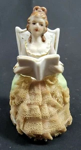 VINTAGE ~ Kolonialfrau auf Stuhl liest Porzellan Figur handbemalt - Japan - Bild 1 von 8