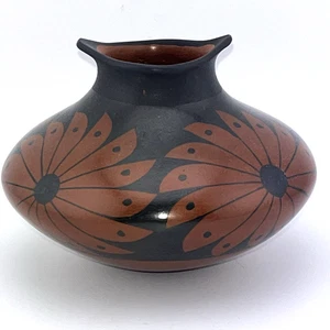 Mata Ortiz Pueblo Pottery - Vaso con fiori e beccucci di Yoly Ledezma - Foto 1 di 8