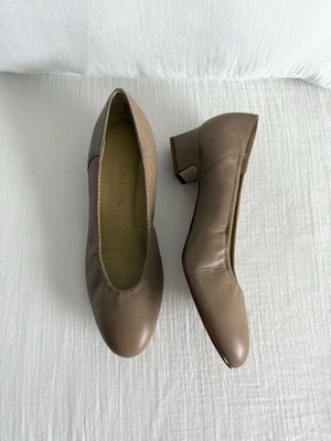 Tacones de salón Naturalizer de cuero beige para gatito - EE. UU. 8,5 Foto 1 de 4