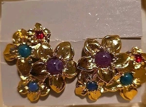 Orecchini Avon tono oro quattro fiori con centri gemma blu e viola - Foto 1 di 5