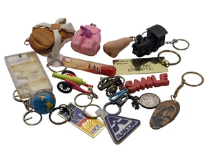 Menge 15 Vintage verschiedene Varianten Neuheit Schlüsselanhänger-Kunststoff & Metall-kostenloser Versand - Bild 1 von 10