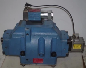 Moog Valvola Proporzionale/Valve D685Z4730B Tipo P15KXTF6SEM5-E Nuovo/New - Foto 1 di 7