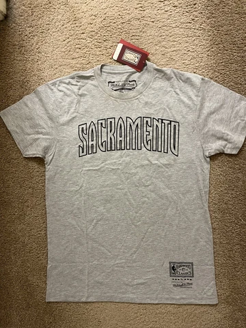 Sacramento Kings Women’s T Shirt Gray Mitchel and Ness Hardwood Classics Cover
