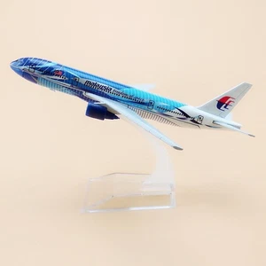 Modello di Aereo in Diecast 1:400 - Boeing 777 Malaysia Airlines 16cm Collezione - Foto 1 di 12