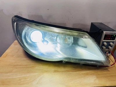 09-11 Faro pasajero Volkswagen Tiguan - OEM - Xenón ✅PROBADO✅ HID RH 3208 Foto 1 de 4