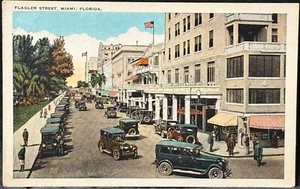 MIAMI, FLORIDA~FLAGLER STREET-BUSY STREET SCENE con MOLTE PRIME AUTOMOBILI - Foto 1 di 2