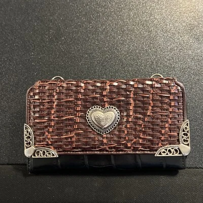 Cartera tríptica trenzada de cuero marrón negro corazón plateado para mujer Foto 1 de 4