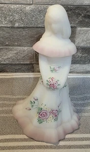 Figura muñeca dama de honor satinada blanca de vidrio artístico Fenton pintada a mano 7" - Imagen 1 de 9