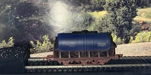 Dapol 4F-031-006 OO Gauge 6 Wheel MMB Milk Tanker Factory Weathered BNIB - Foto 1 di 6