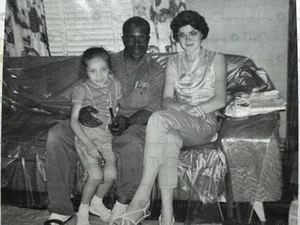 Foto de colección foto familiar pareja interracial plástico en sofá años 60’s - Imagen 1 de 3