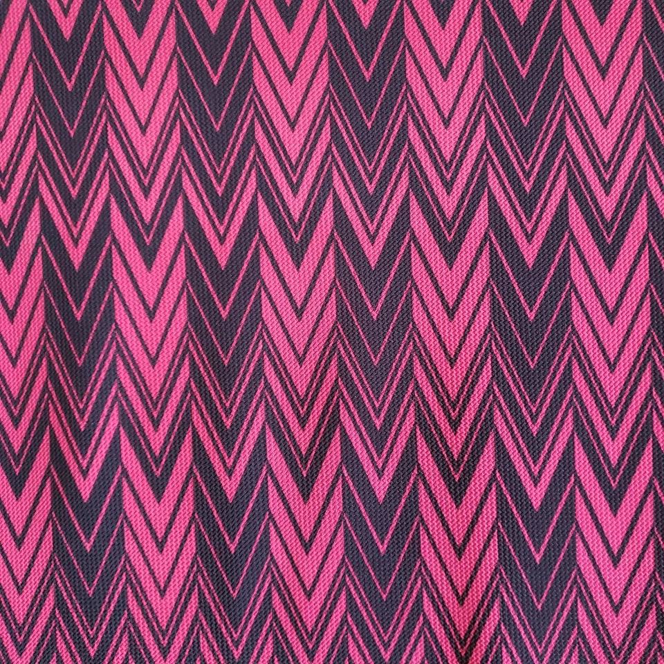 Tela Liverpool Tejida Estampado Chevron Borgoña/Negro 58" por Yarda Foto 1 de 2