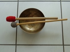 NEPAL KLANGSCHALE MIT GRAVUR Ø 40 CM. 1.680 KG, MIT KLÖPPEL   