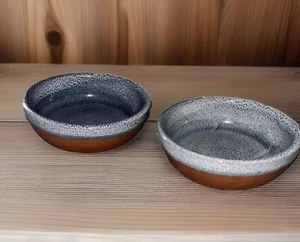Piccole ciotole in terracotta con smalto maculato blu e bianco - Foto 1 di 6
