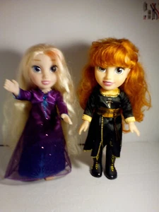 Lotto 2 bambole Disney's FROZEN musical Elsa & Adventure Anna bamboline usate in ottime condizioni - Foto 1 di 8