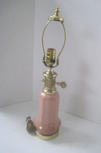 1950er Jahre Vintage elektrische Lampe rosa Keramik & Messing verziert Hardware 21,5 Zoll hoch - Bild 1 von 8