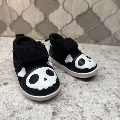 Ikiki Skull & Crossbones Pirate Squeaky Toddler Shoes | Black/White Size 3 - Image 1 of 4