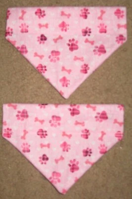 Pata estampada y huesos de perro en rosa y cuadros pañuelo para perro - 5 tallas XS-XL Foto 1 de 2