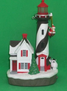 Hallmark 2022 Holiday Lighthouse - Magic-Light & Sound - Edición especial - Nuevo en caja - Imagen 1 de 9