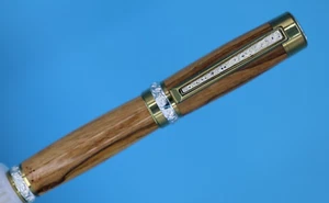 Bolígrafo Cambridge en detalles dorados Hardite y plateados con madera de olivo - Imagen 1 de 17