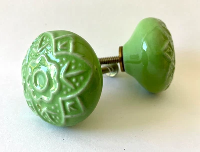 2 perillas de gabinete de cajón de cerámica verde ANTHROPOLOGIE Cottage-core Foto 1 de 4