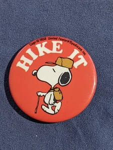 Vintage Lapel Pin (A87) Snoopy United Feature Syndicate USA 1958 Button Hike It - Bild 1 von 6