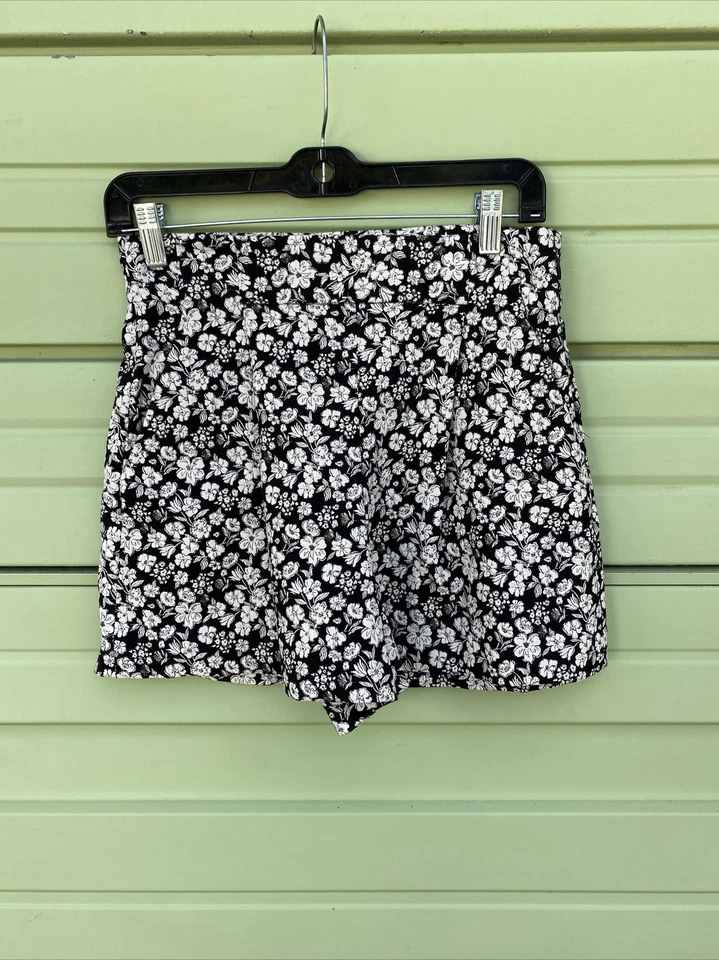 ZARA 百慕大黑色花卉金色白色短裤高腰 30 英寸 M 码 #4315B 缺陷 — 第 1/4 张图片