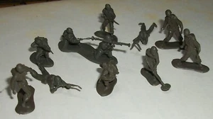 10 VINTAGE 1960/70'S GIANT BRAND HONG KONG HO? SCALE ARMY PLASTIC FIGURES TINY - Picture 1 of 7