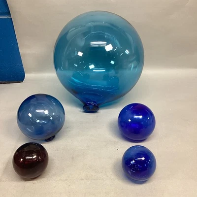 Juego de 5 flotadores de pesca vintage japoneses de vidrio azul y ámbar soplado a mano Foto 1 de 4