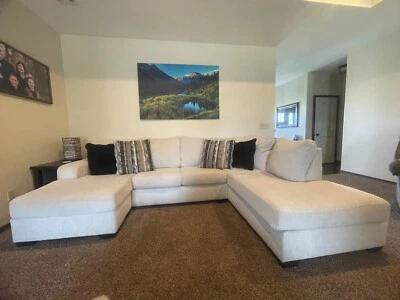 Ashley Cambri 2 Piezas Seccional con Chaise y Otomana Foto 1 de 4