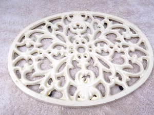 VTG Antique CAST IRON ENAMELED TRIVET  9" OVAL OffWhite MCM RETRO Wall Art Decor - Picture 1 of 7