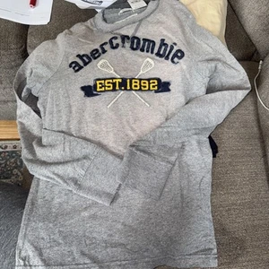 Camicia Y2K Abercrombie bambino taglia M muscolo manica lunga grigio lacrosse morbida! Nuovo con etichetta - Foto 1 di 4