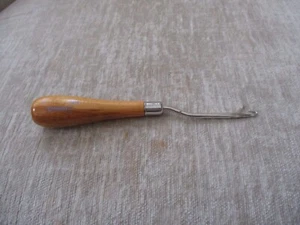 Vintage Brunswick Latch Hook Rug Making Tool With Wood Handle Made In England - Picture 1 of 7