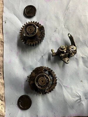 2006 ski doo mach z 1000 Oil Pump And Counter Balancer. Includes The Plastic Cap - Image 1 of 4