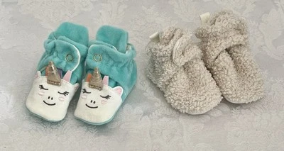 Zapatos de bebé Robeez Snap Bootie • 2 pares • Aqua Unicorn & Ivory Imitación Sherpa 0-3 M Foto 1 de 4