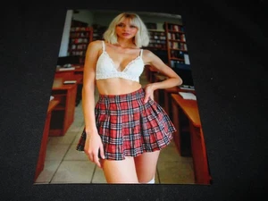 FOTO RAVVICINATA DI SEXY MODELLA BIONDA IN POSA CON GONNA A QUADRI ROSSA E REGGISENO BIANCO - Foto 1 di 1