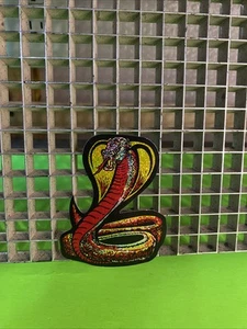 Calcomanía Prismática De Colección KING COBRA Años 80 3.5”x 3” Pegatina Prisma Serpiente Nuevo de Lote Antiguo - Imagen 1 de 2