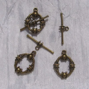 J29 - SET MIT 4 KNEBELVERSCHLÜSSEN BRONZE RING 21 MM X 7 MM UND BAR Schmuckkreation - Bild 1 von 4