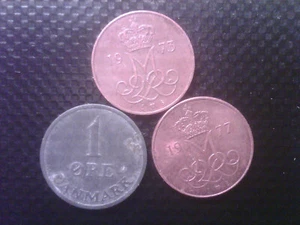 DENMARK 1 ORE 1954 5 ORE 1973 1977 JUL03F - Picture 1 of 2