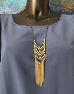 Collier fantaisie avec pendentif frangé métal noir et doré Bon état - Picture 1 of 8