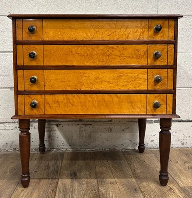 Gabinete de costura vintage estilo federal Sheraton ojo de pájaro arce carrete gabinete Foto 1 de 4